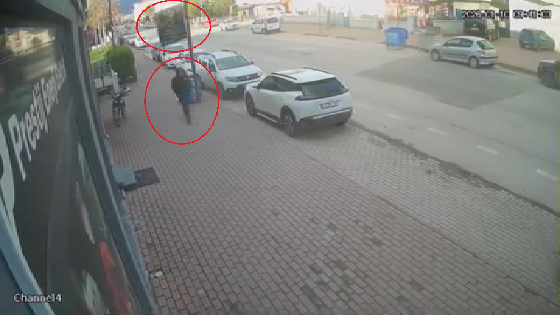 Fırtınada düşen tabelanın altında kalmaktan son anda kurtuldu