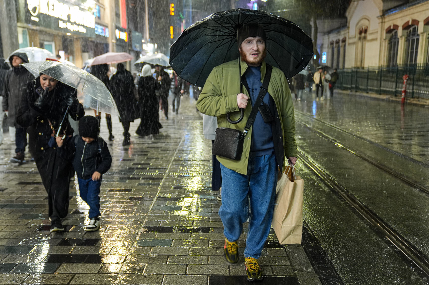 İstanbul yağmura teslim! Kuvvetli yağmur ve şiddetli rüzgar etkili oluyor