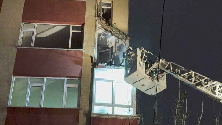 İstanbul'da 6 katlı binanın 2 balkonunda çökme meydana geldi