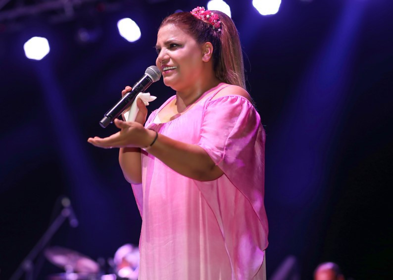 ŞARKI SÖYLERKEN İÇİM AĞLIYORDU ŞARKI SÖYLERKEN İÇİM AĞLIYORDU