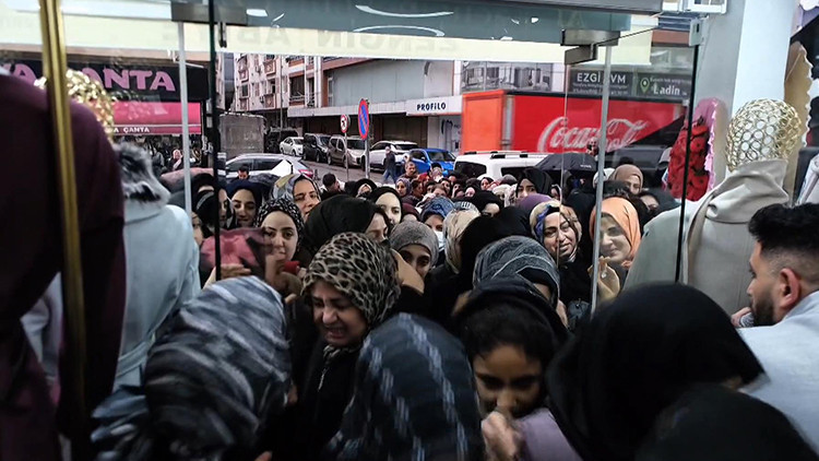 Sultangazi'de mağaza açılışında izdiham