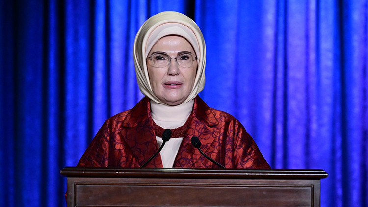 Emine Erdoğan'dan Palet Türk Müziği İlkokulu ziyaretine ilişkin paylaşım