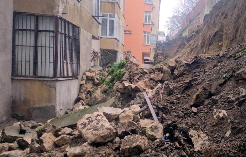 İstinat duvarı çöktü, 2 bloklu bina tahliye edildi