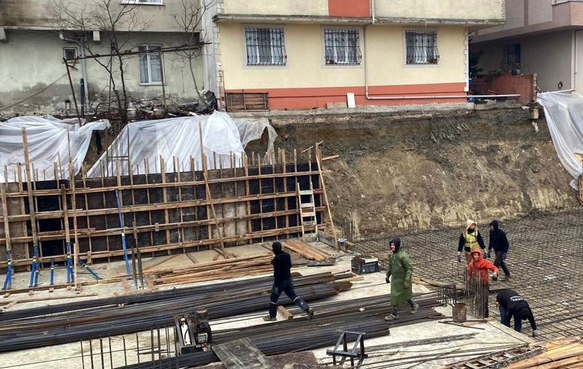 İnşaat temelinin yanındaki 3 binanın bahçesinde toprak kayması; 25 kişi tahliye edildi