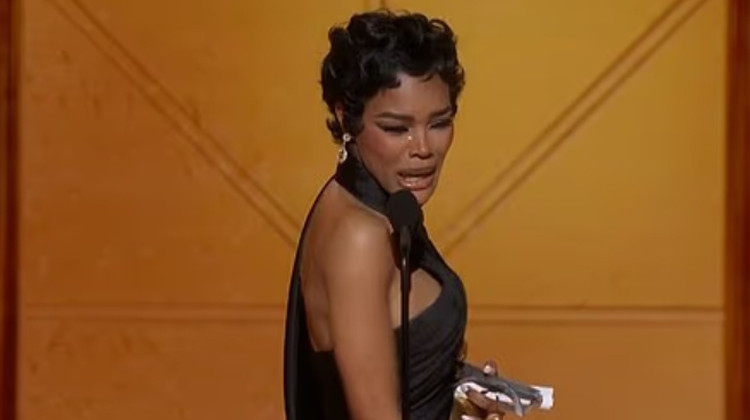 'Bebeklerim, bebeklerim' diye ağladı, ilk ödülünü aldı: İşte Altın Küre'de en iyiler