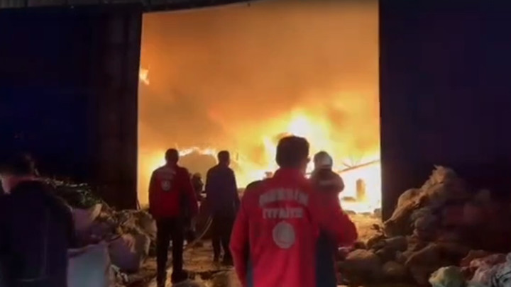 Mersin'de geri dönüşüm tesisinde yangın! Çok sayıda ekip sevk edildi