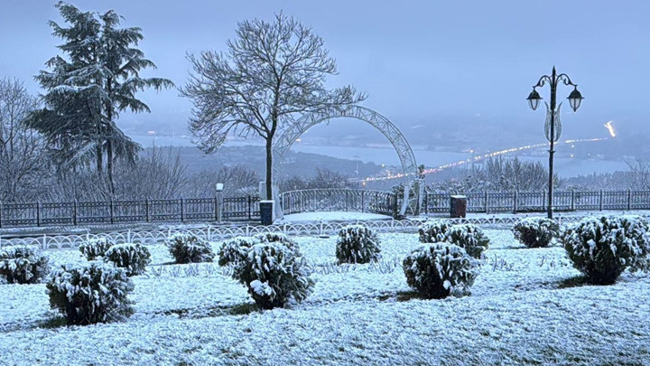 Kar yağışı başladı, tatil haberleri art arda geldi İşte 12 Ocak Pazartesi günü okulların tatil edildiği il ve ilçeler...