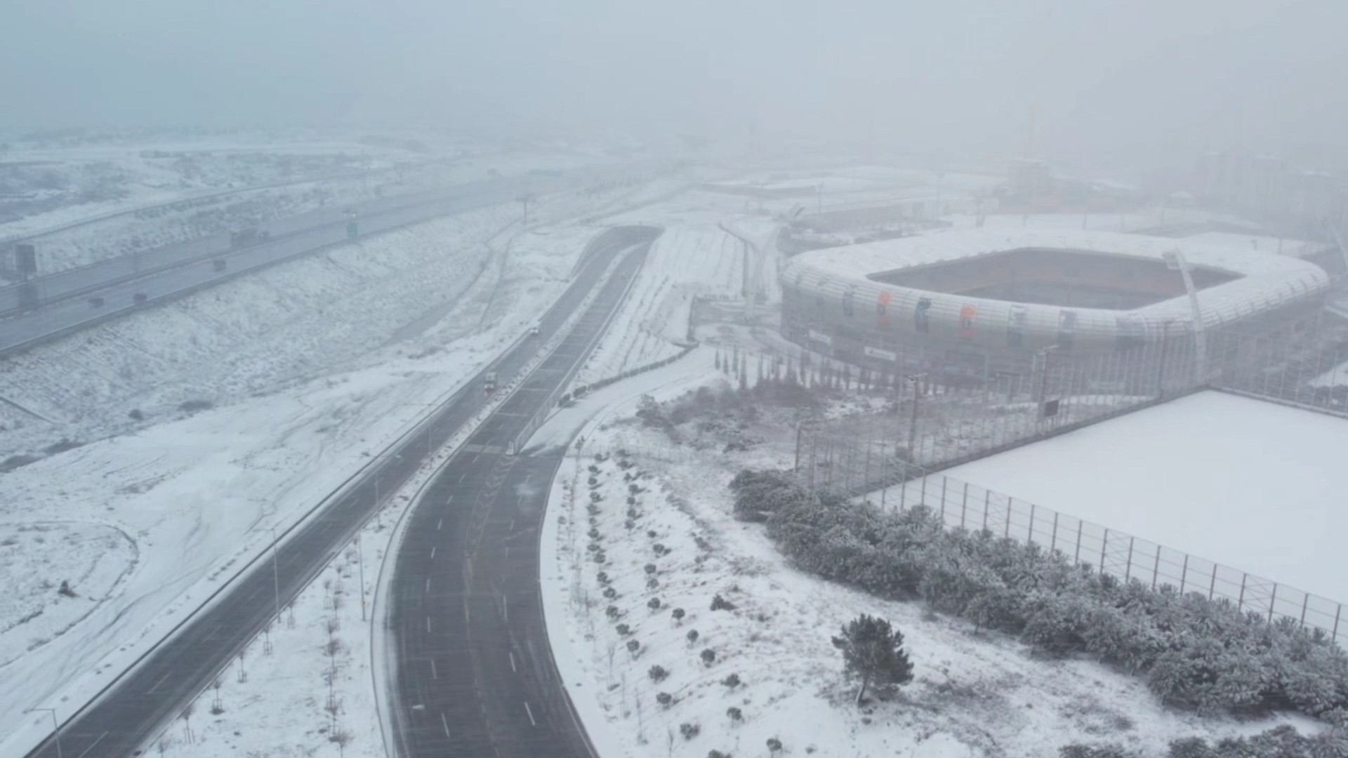 Kar yağışı başladı, tatil haberleri art arda geldi İşte 12 Ocak Pazartesi günü okulların tatil edildiği il ve ilçeler...