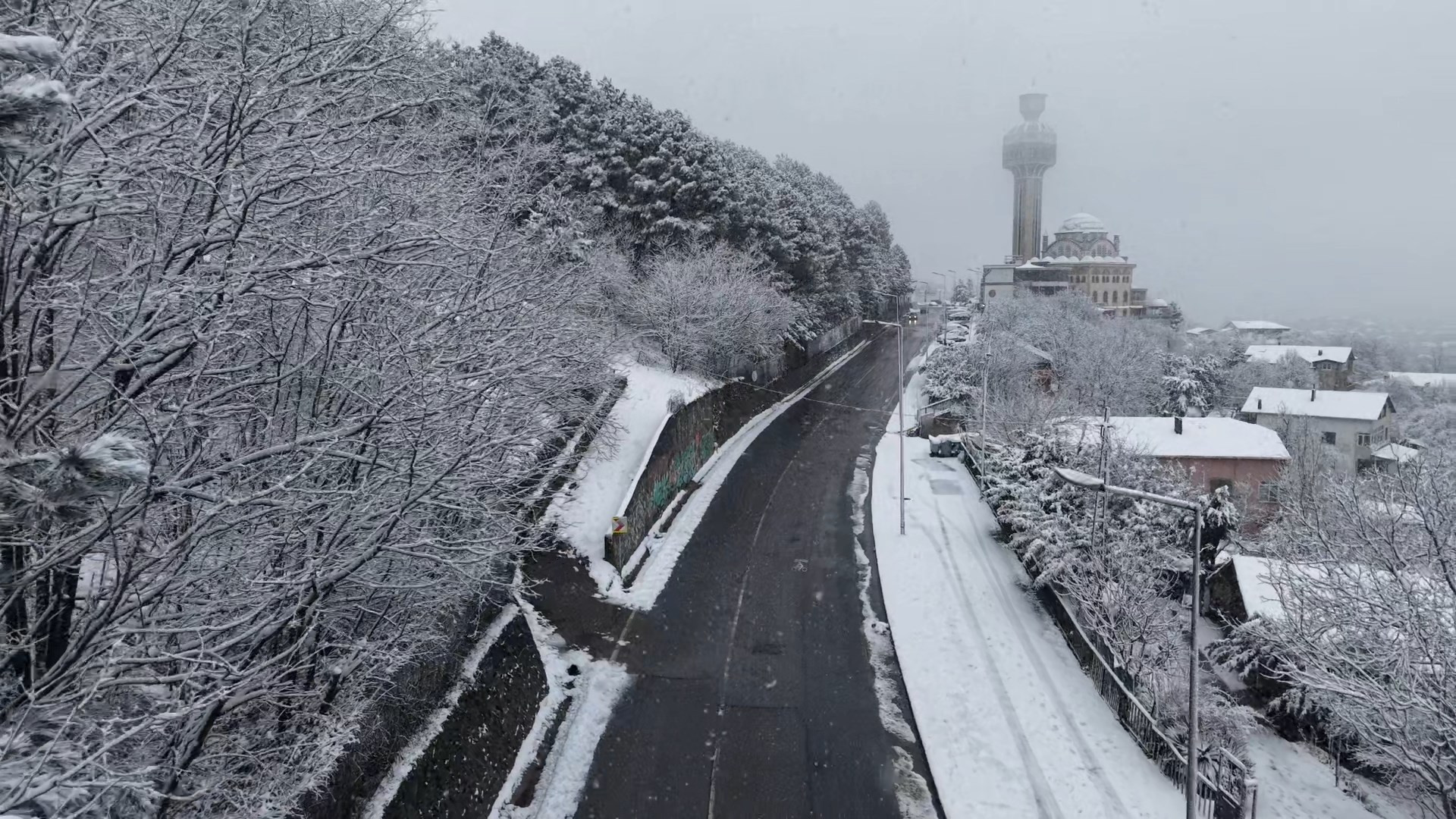 Kar yağışı başladı, tatil haberleri art arda geldi İşte 12 Ocak Pazartesi günü okulların tatil edildiği il ve ilçeler...