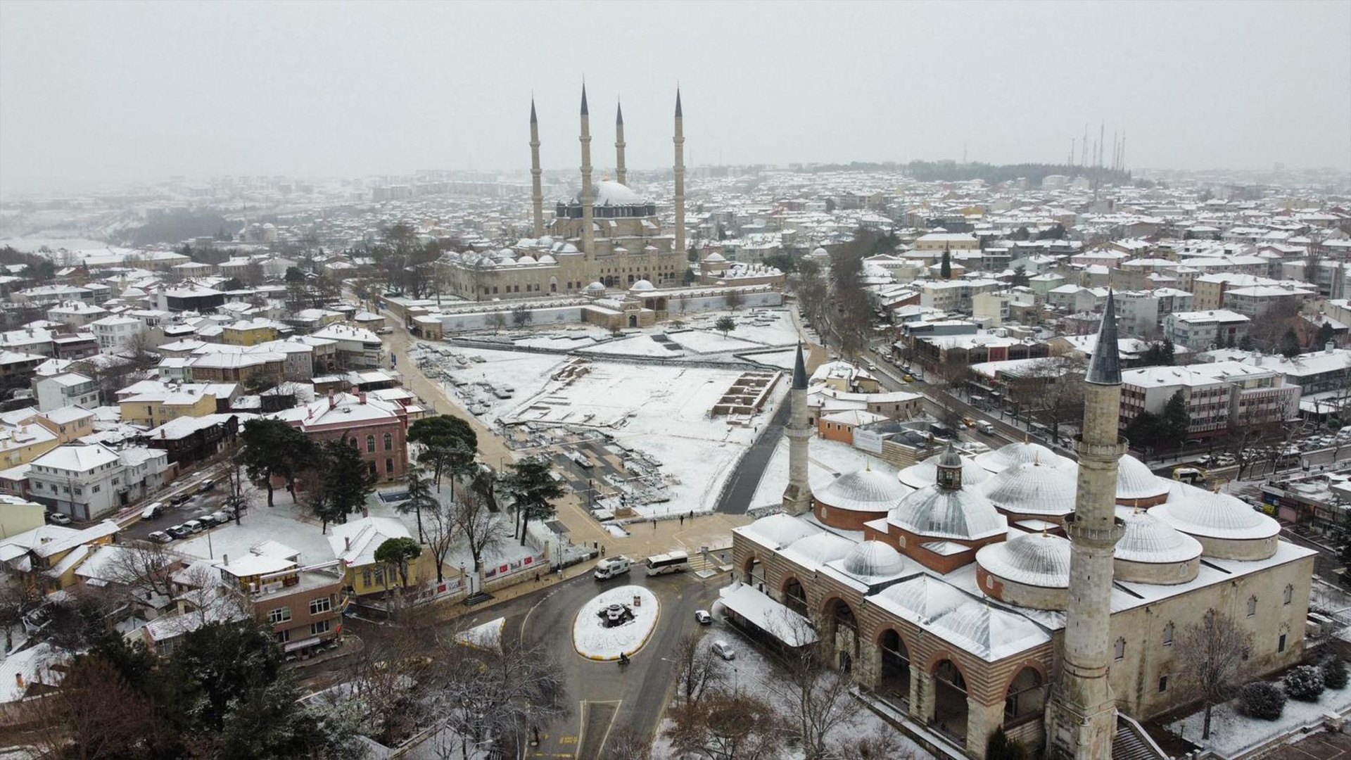 Kar yağışı başladı, tatil haberleri art arda geldi İşte 12 Ocak Pazartesi günü okulların tatil edildiği il ve ilçeler...