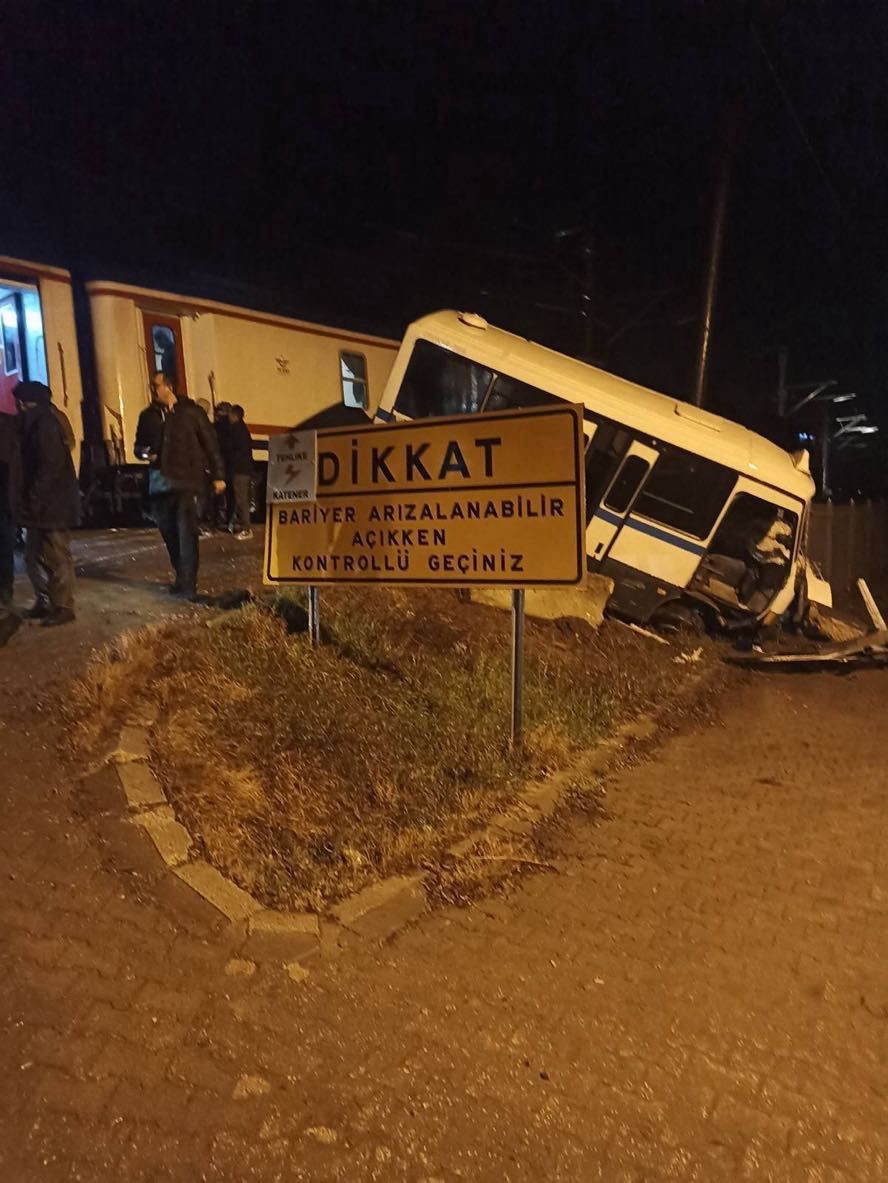 Tren, hemzemin geçitte minibüse çarptı; kaza kamerada