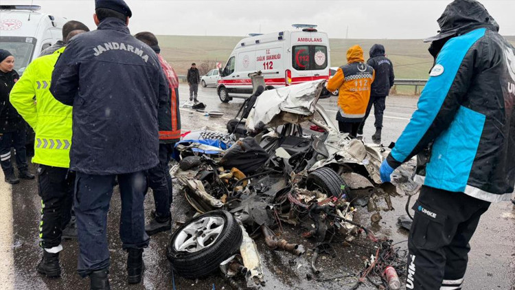 Otobüs ile otomobil çarpıştı: 3 ölü, 1 yaralı