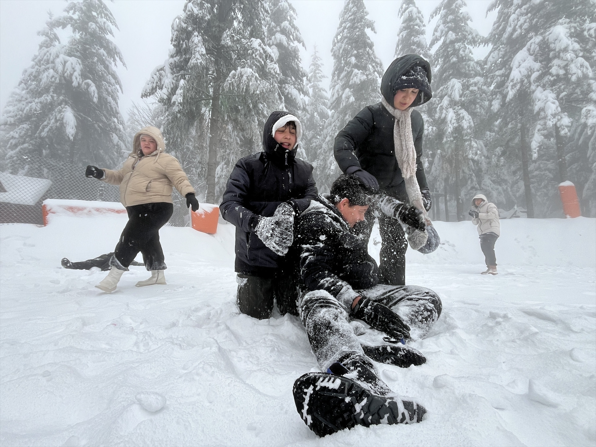 Kar yağışı başladı, tatil haberleri art arda geldi İşte 12 Ocak Pazartesi günü okulların tatil edildiği il ve ilçeler...
