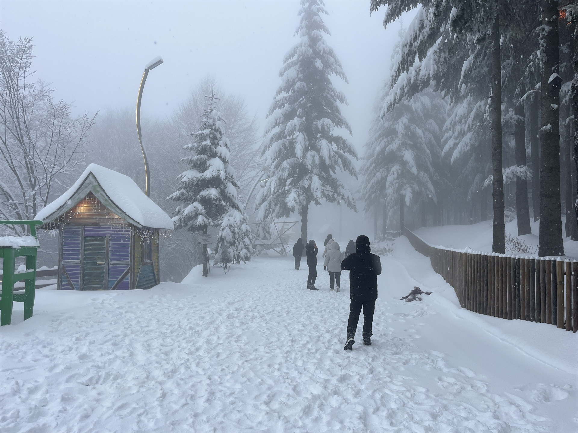 Kar yağışı başladı, tatil haberleri art arda geldi İşte 12 Ocak Pazartesi günü okulların tatil edildiği il ve ilçeler...