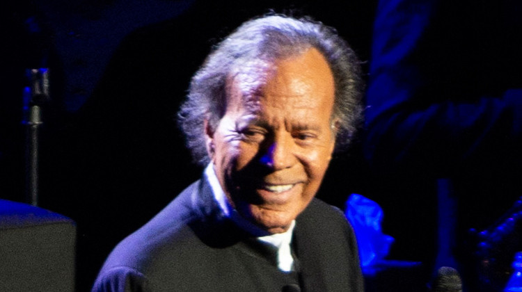 Dokuz çocuklu ünlü şarkıcıya taciz suçlaması