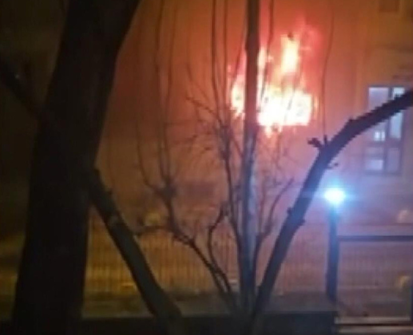 Kadıköy'de 4 katlı binada yangın: 1'i ağır 8 yaralı