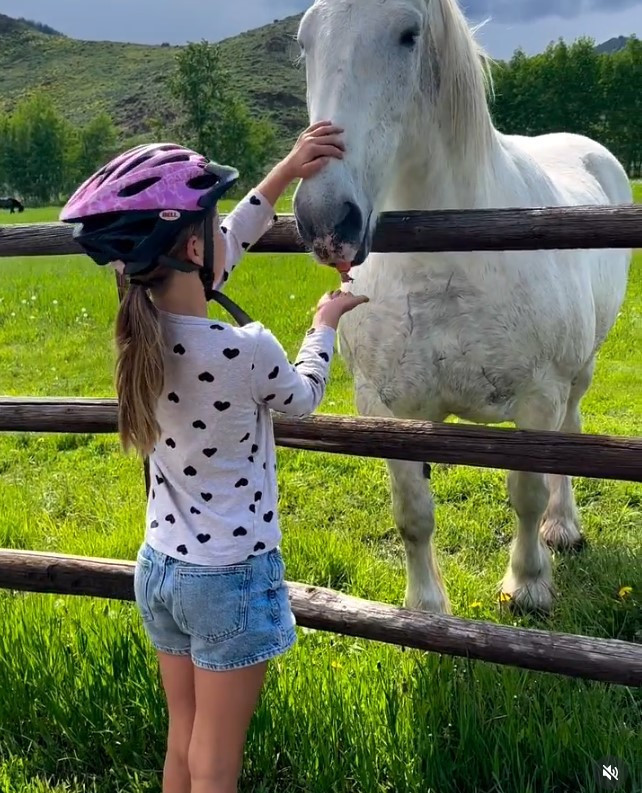 Büyük şehirden kaçıp dağ kasabasına taşındılar… Gerçek mutluluk buymuş ‘Çocuklarımız için yaptık’