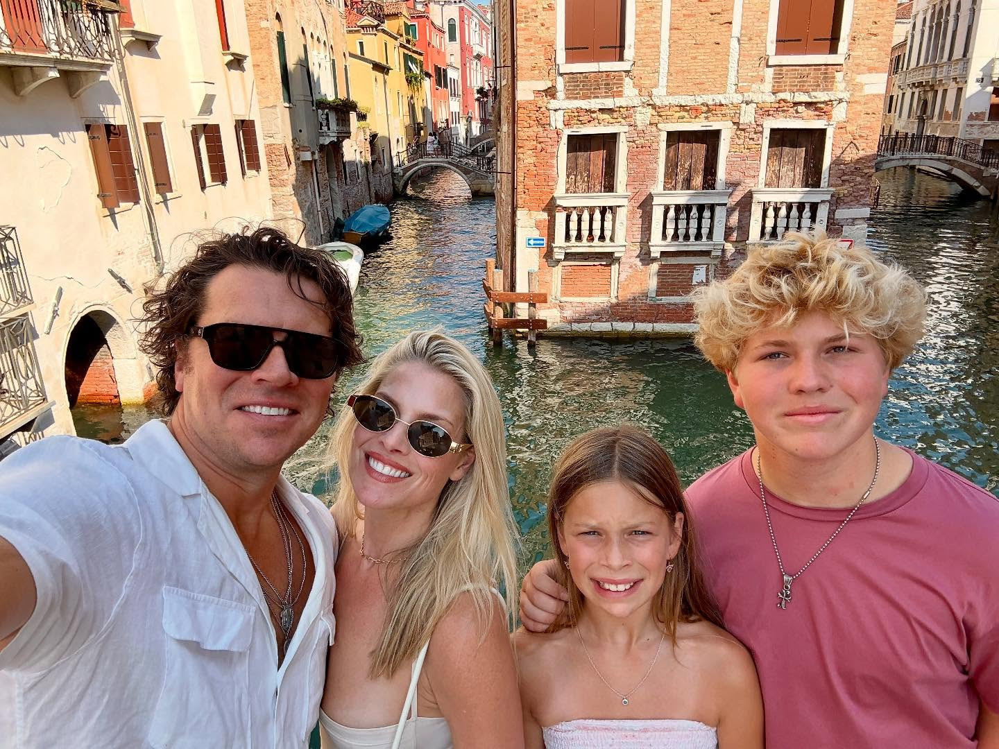 Büyük şehirden kaçıp dağ kasabasına taşındılar… Gerçek mutluluk buymuş ‘Çocuklarımız için yaptık’