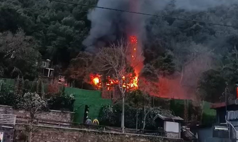 Beşiktaş'ta restoranın müştemilatı alev alev yandı