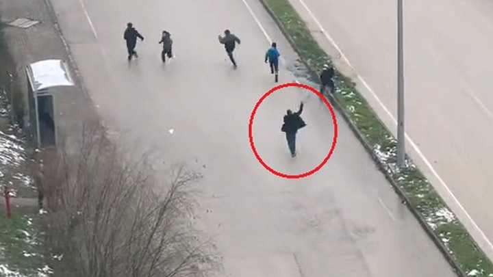 Bursa'da otobüs şoförü kar topu atan çocukları sopayla kovaladı! O anlar kamerada