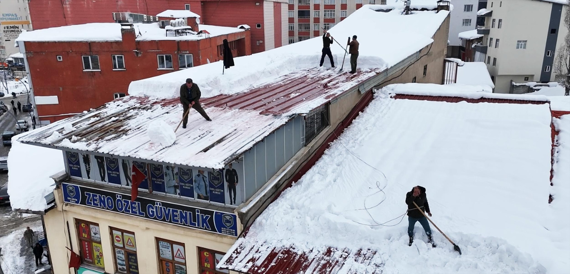 Kar kalınlığı 70 santimetreyi aştı Metrelerce yüksekte ipin ucunda zorlu mesai: Ölümü göze alarak çalışıyoruz