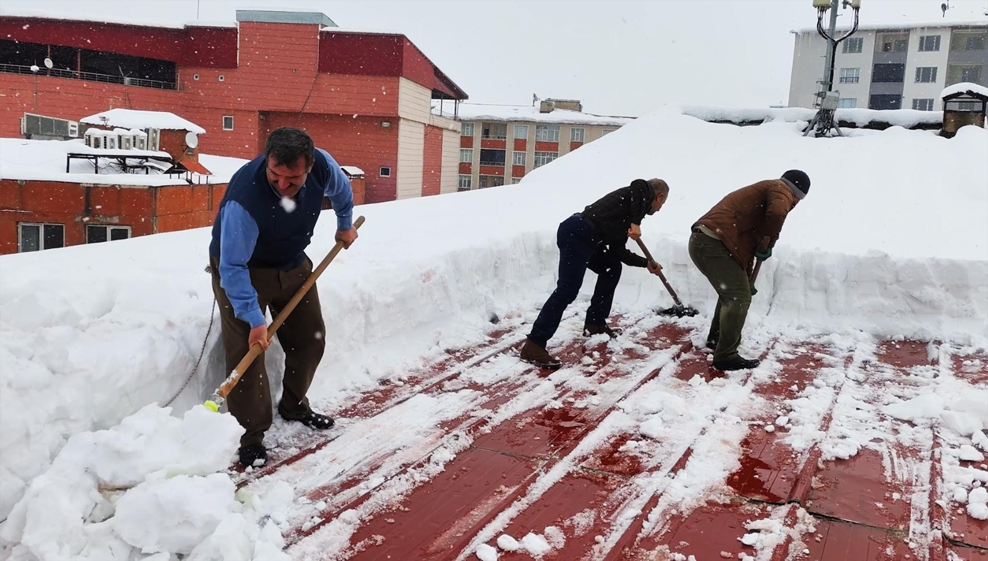 Kar kalınlığı 70 santimetreyi aştı Metrelerce yüksekte ipin ucunda zorlu mesai: Ölümü göze alarak çalışıyoruz