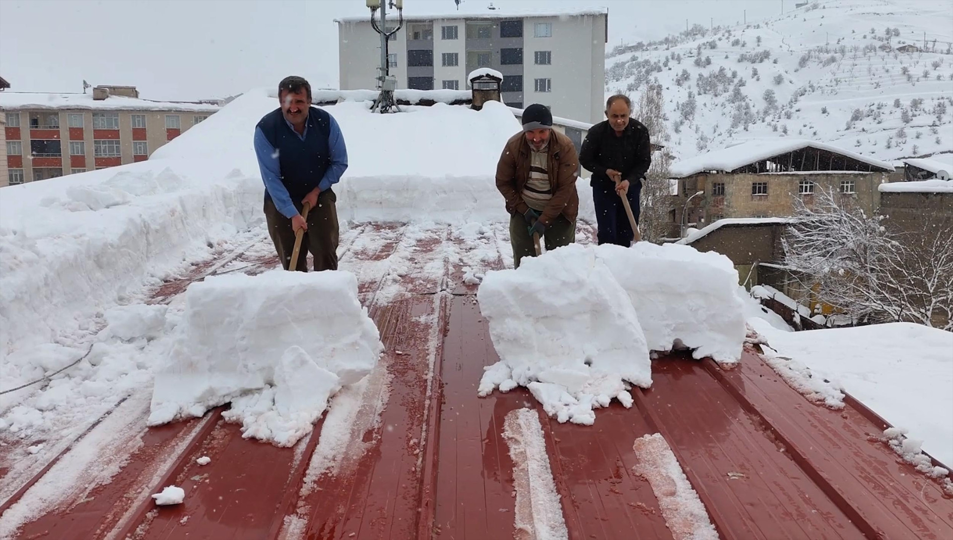Kar kalınlığı 70 santimetreyi aştı Metrelerce yüksekte ipin ucunda zorlu mesai: Ölümü göze alarak çalışıyoruz