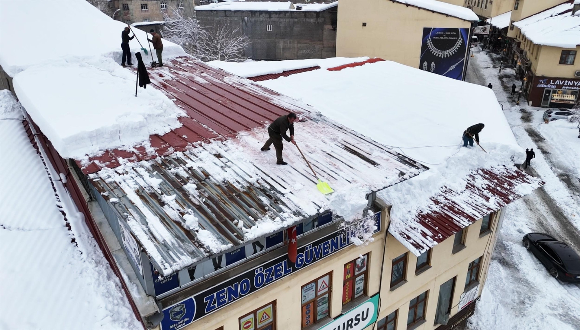Kar kalınlığı 70 santimetreyi aştı Metrelerce yüksekte ipin ucunda zorlu mesai: Ölümü göze alarak çalışıyoruz