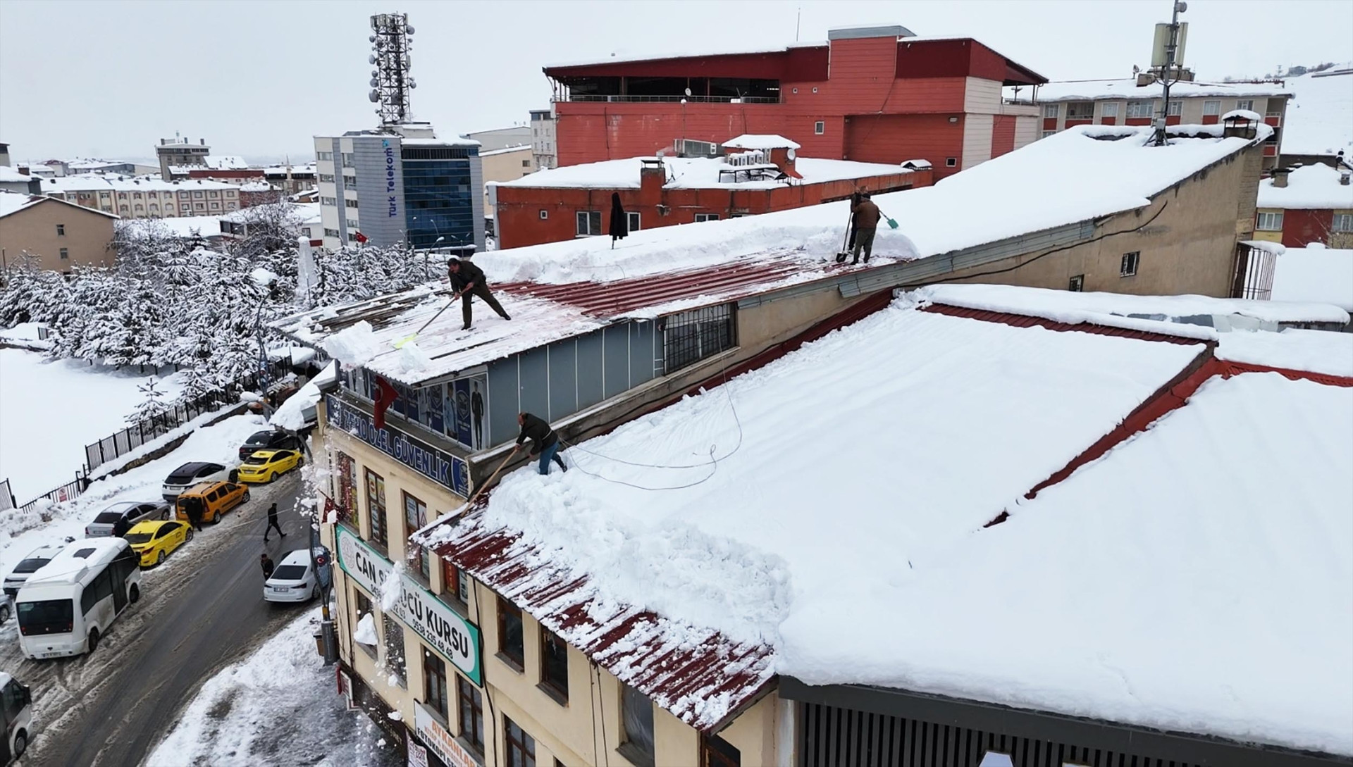 Kar kalınlığı 70 santimetreyi aştı Metrelerce yüksekte ipin ucunda zorlu mesai: Ölümü göze alarak çalışıyoruz