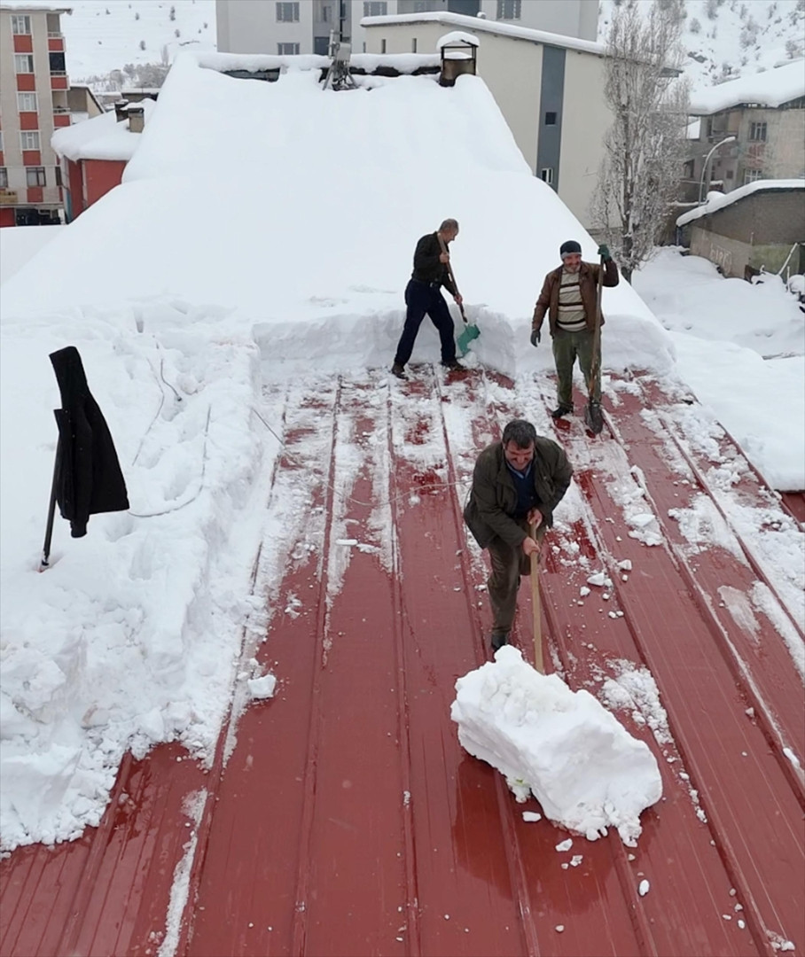 Kar kalınlığı 70 santimetreyi aştı Metrelerce yüksekte ipin ucunda zorlu mesai: Ölümü göze alarak çalışıyoruz