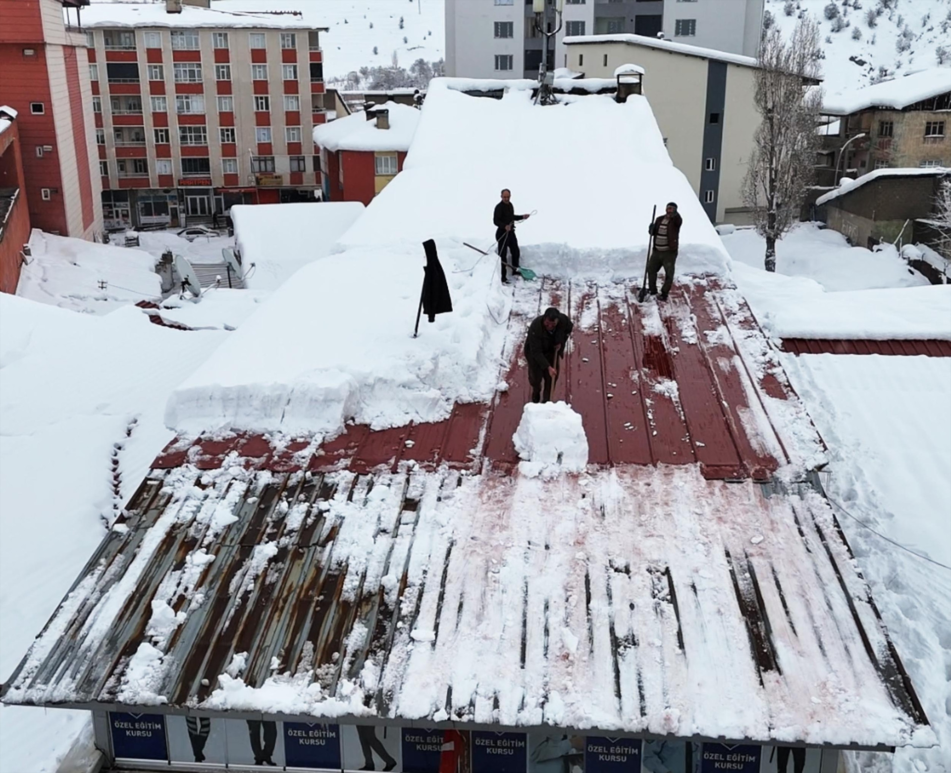 Kar kalınlığı 70 santimetreyi aştı Metrelerce yüksekte ipin ucunda zorlu mesai: Ölümü göze alarak çalışıyoruz
