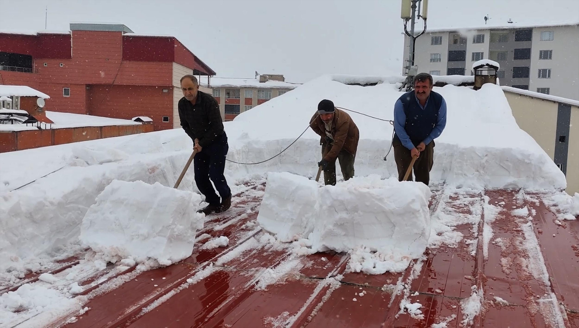 Kar kalınlığı 70 santimetreyi aştı Metrelerce yüksekte ipin ucunda zorlu mesai: Ölümü göze alarak çalışıyoruz
