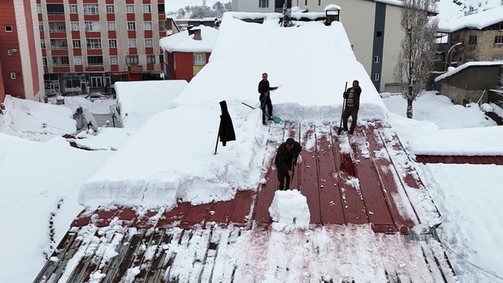 Kar kalınlığı 70 santimetreyi aştı! Metrelerce yüksekte ipin ucunda zorlu mesai: 'Ölümü göze alarak çalışıyoruz'
