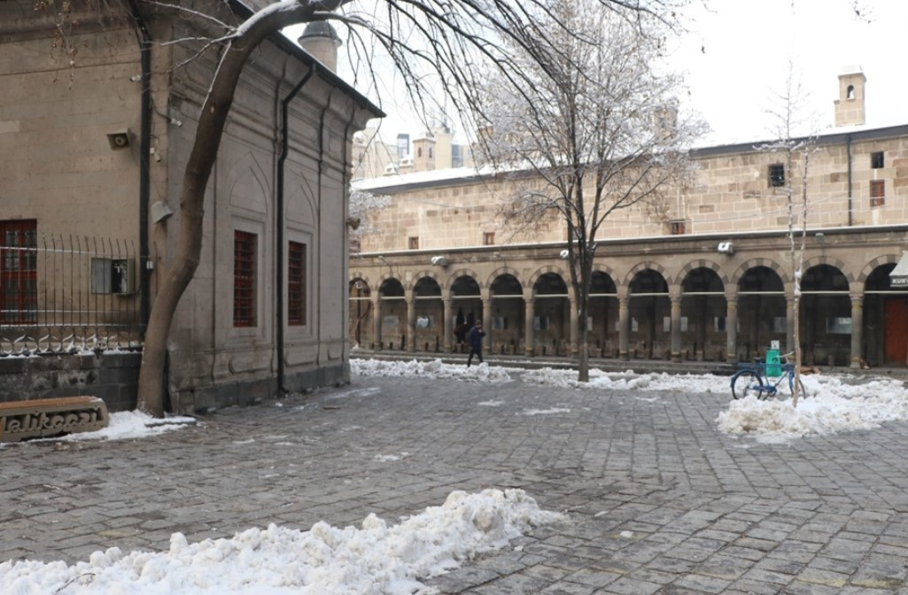 Kentsel dönüşüm çalışmalarında bina enkazı altından 926 yıllık medresenin duvarları çıktı