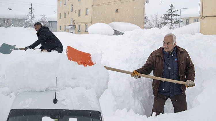 Kar kalınlığı insan boyunu aştı: Evler ve araçlar beyaz örtünün altında kaldı