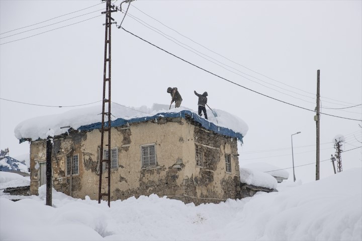  Evler ve araçlar beyaz örtünün altında kaldı