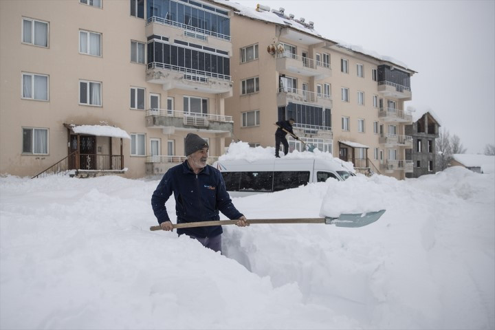  Evler ve araçlar beyaz örtünün altında kaldı