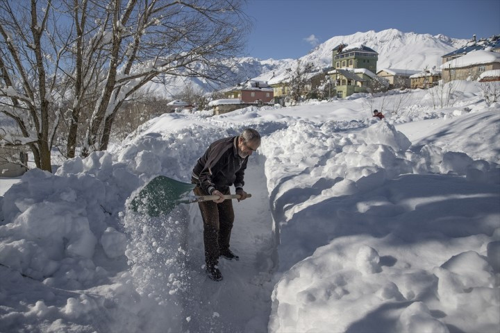  Evler ve araçlar beyaz örtünün altında kaldı