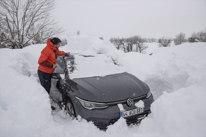 Evler ve araçlar beyaz örtünün altında kaldı