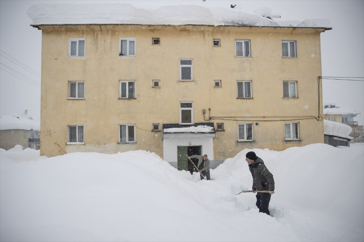  Evler ve araçlar beyaz örtünün altında kaldı