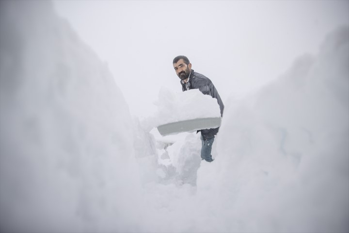 Evler ve araçlar beyaz örtünün altında kaldı