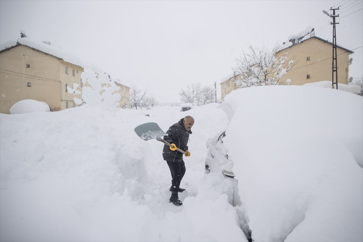  Evler ve araçlar beyaz örtünün altında kaldı
