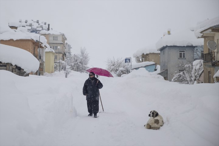  Evler ve araçlar beyaz örtünün altında kaldı
