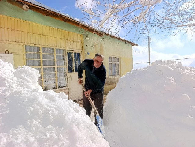  Evler ve araçlar beyaz örtünün altında kaldı