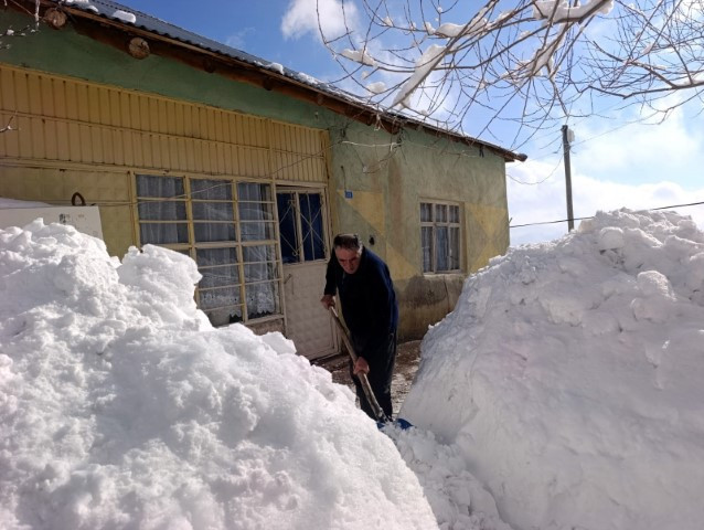  Evler ve araçlar beyaz örtünün altında kaldı