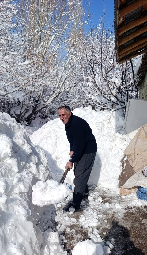  Evler ve araçlar beyaz örtünün altında kaldı