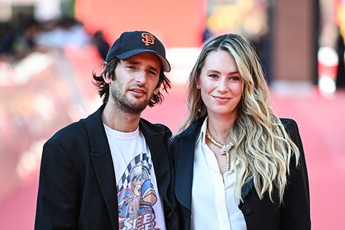 Kötü çocuk yine yaptı yapacağını... Yeni aşkı iki çocuğundan da genç