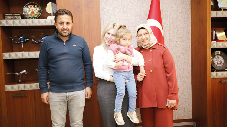 ‘Mucize bebek’ doktorunu ziyaret etti: İki özlenen buluştu