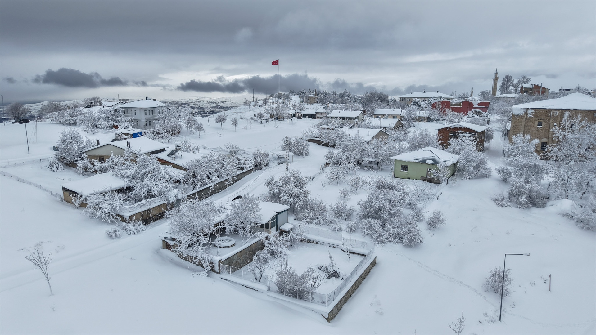 Kent beyaza büründü Büyüleyen manzara dronla görüntülendi