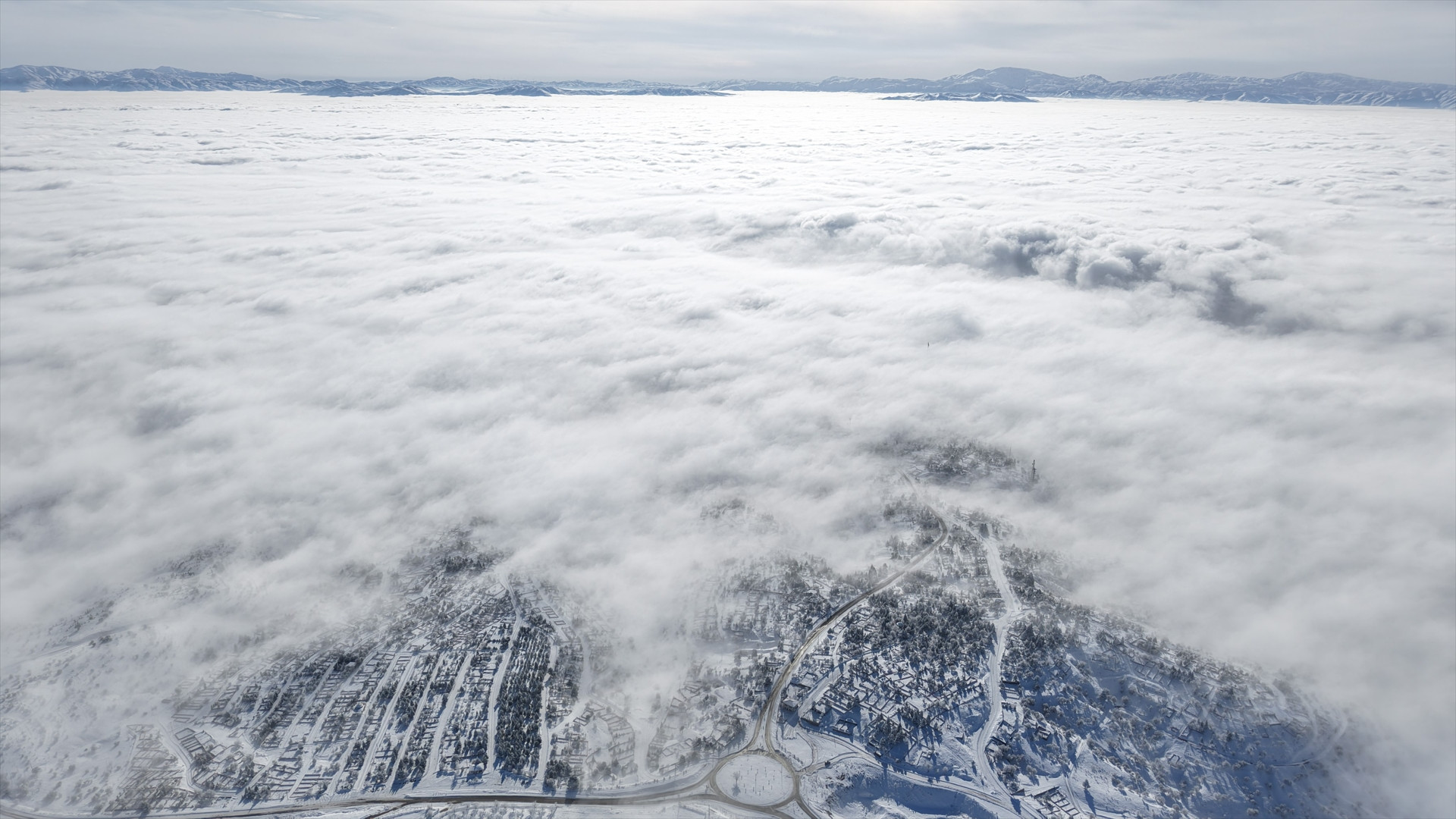Kent beyaza büründü Büyüleyen manzara dronla görüntülendi